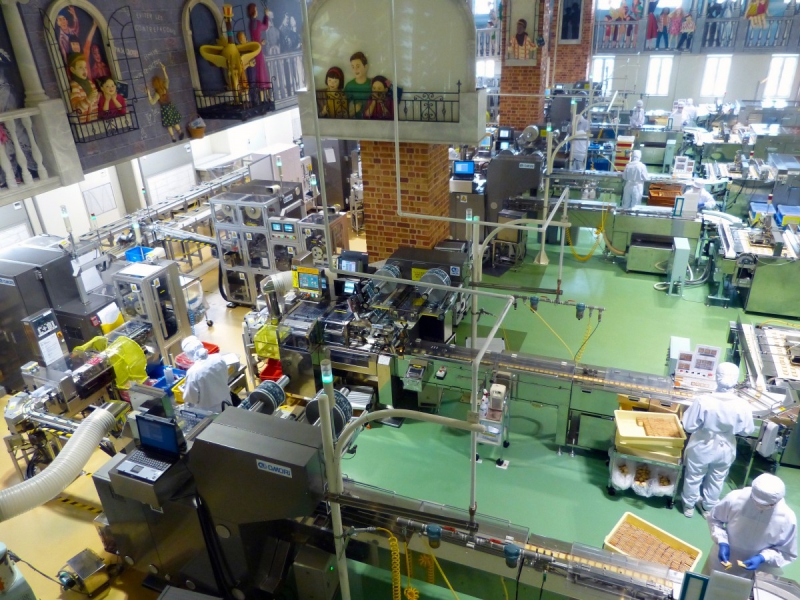 patisserie-ROQUESTERON-min_japan_sapporo_chocolate_factory_label_packaging_cookie_machine_operators-961509